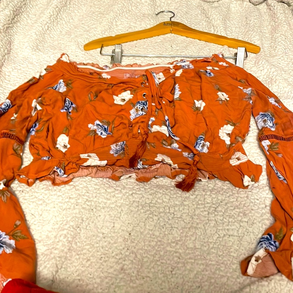 Rue 21 Flowy orange flowery tie up blouse with flutter sleeves. Size L.